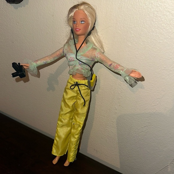 Vintage Mattel Barbie Doll Generation Girl w/ Outfit, Headphone, & Camera - Picture 5 of 15